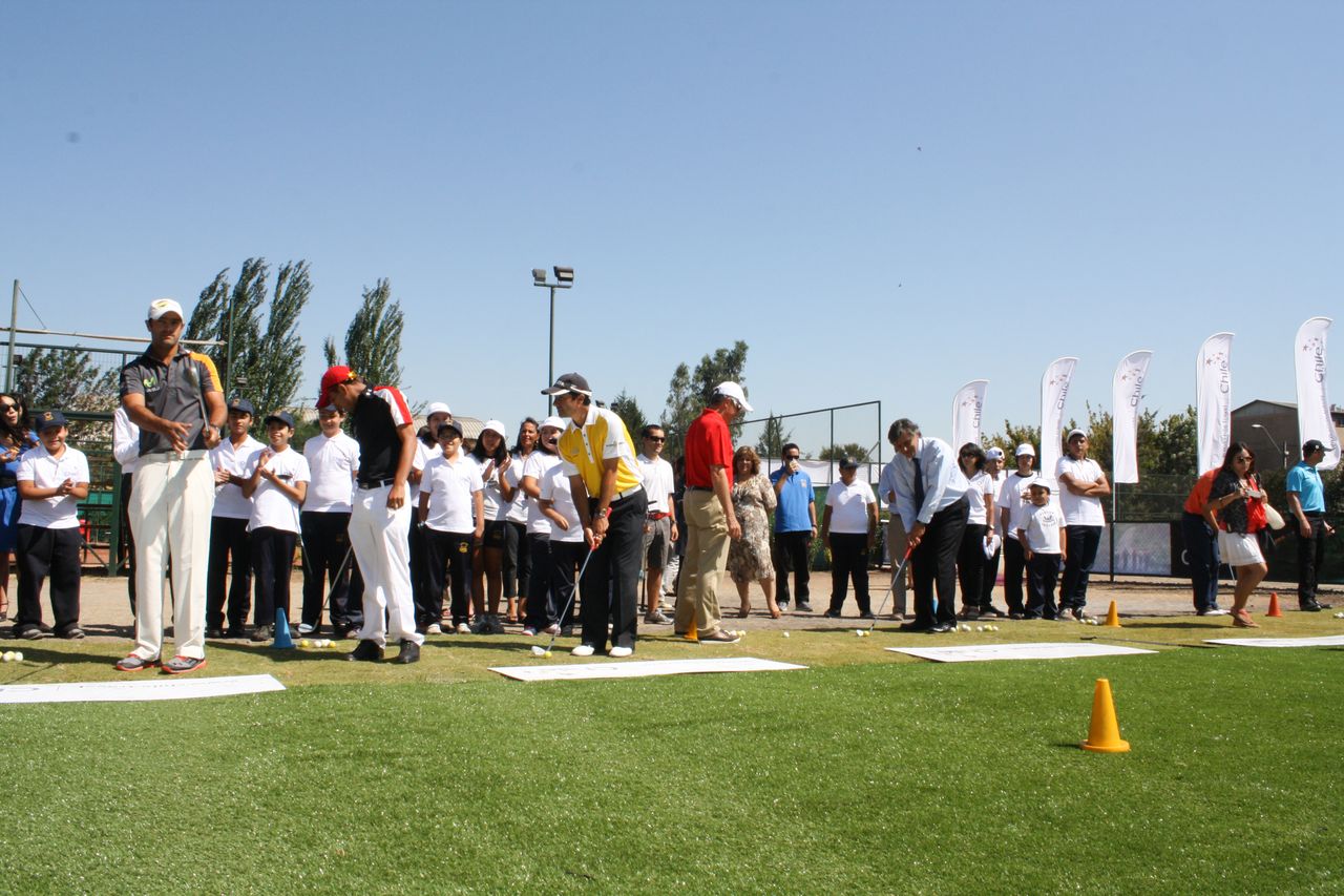 Benjamín Alvarado junto a importantes golfistas participaron de la inauguración del Putting Green Golf de Boston College La Farfana y da el vamos al Classic