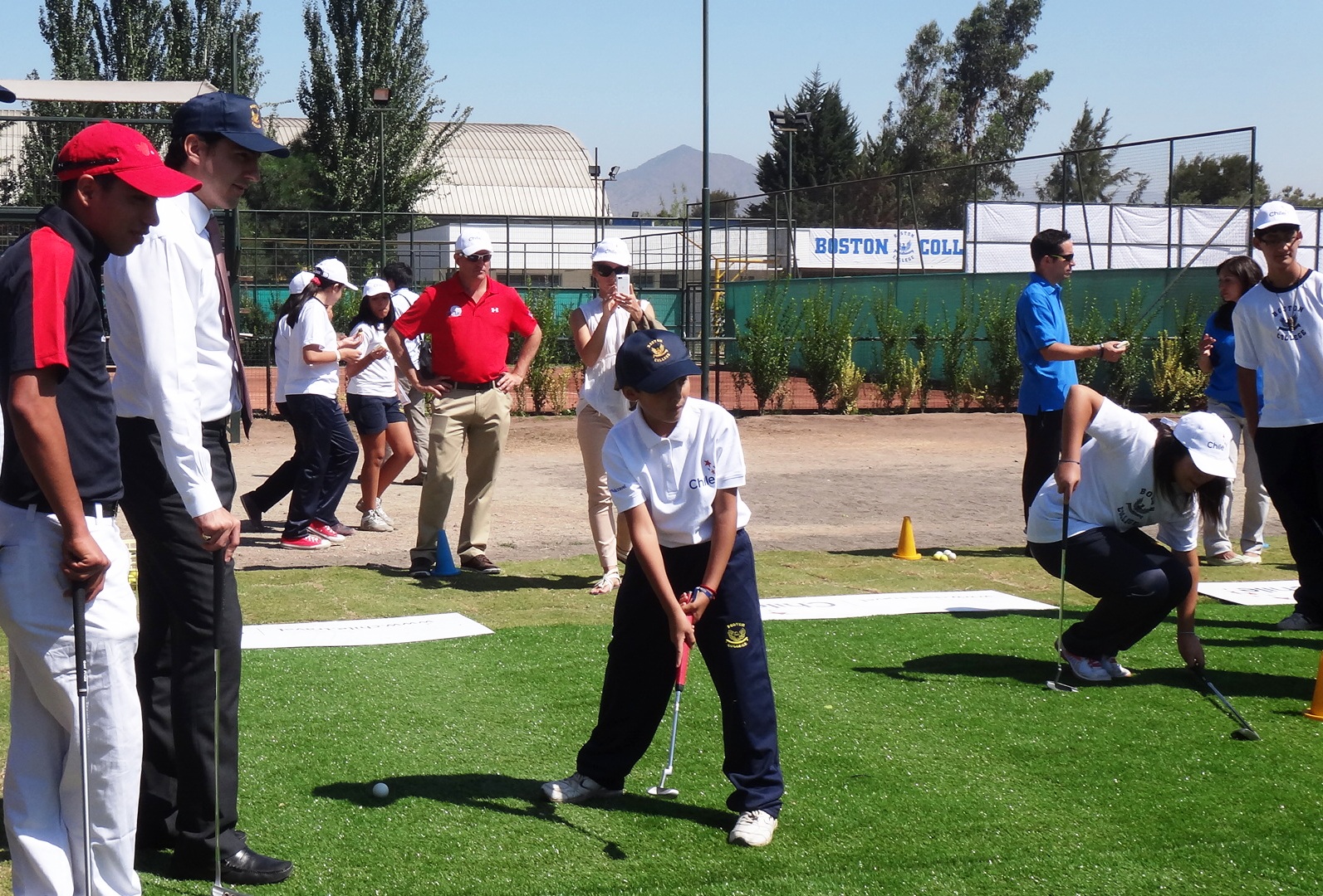 Benjamín Alvarado junto a importantes golfistas participaron de la inauguración del Putting Green Golf de Boston College La Farfana y da el vamos al Classic