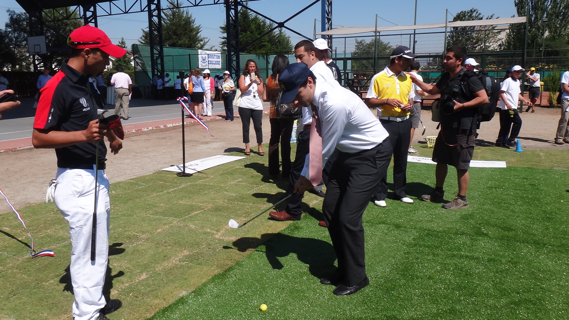 Benjamín Alvarado junto a importantes golfistas participaron de la inauguración del Putting Green Golf de Boston College La Farfana y da el vamos al Classic