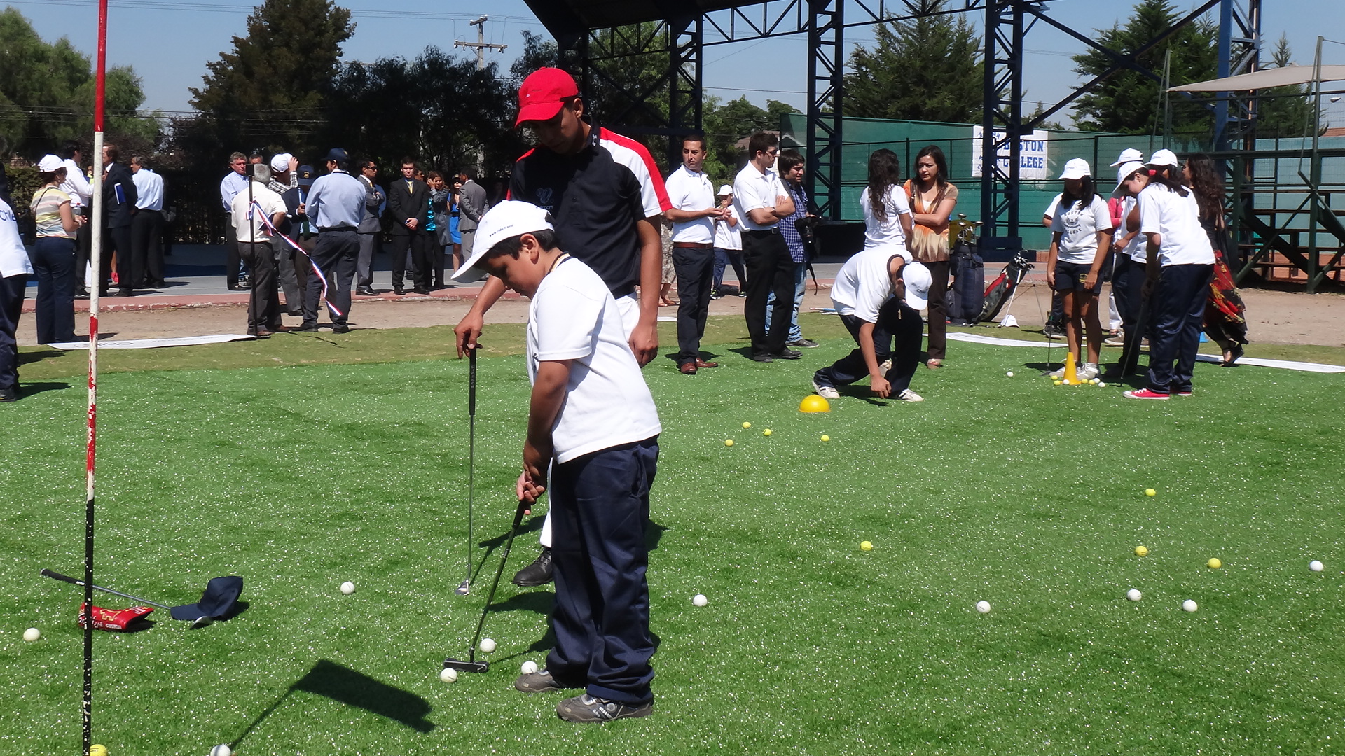 Benjamín Alvarado junto a importantes golfistas participaron de la inauguración del Putting Green Golf de Boston College La Farfana y da el vamos al Classic