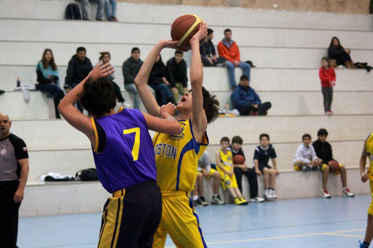 Boston College Huechuraba triunfa ante Santiago College